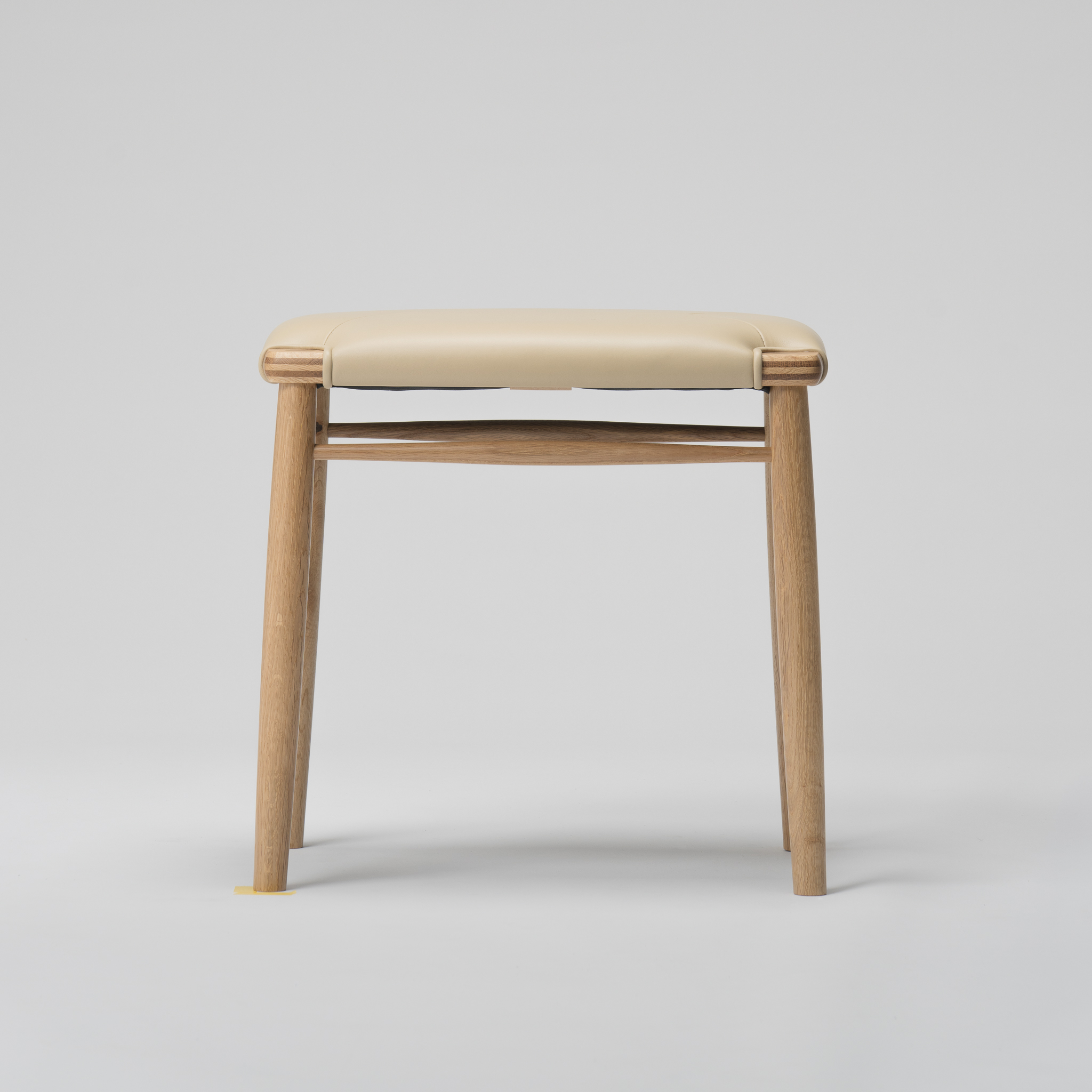【木と暮らしの工房】 H.O.スツール　4-leg　＜樹種：ナラ／座面：本革（ベージュ）＞ 座面：本革（ベージュ）