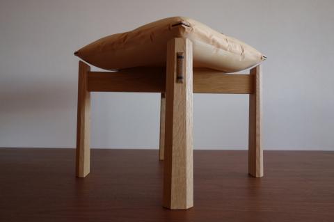 木ションスツール〈製作：大門 嚴〉