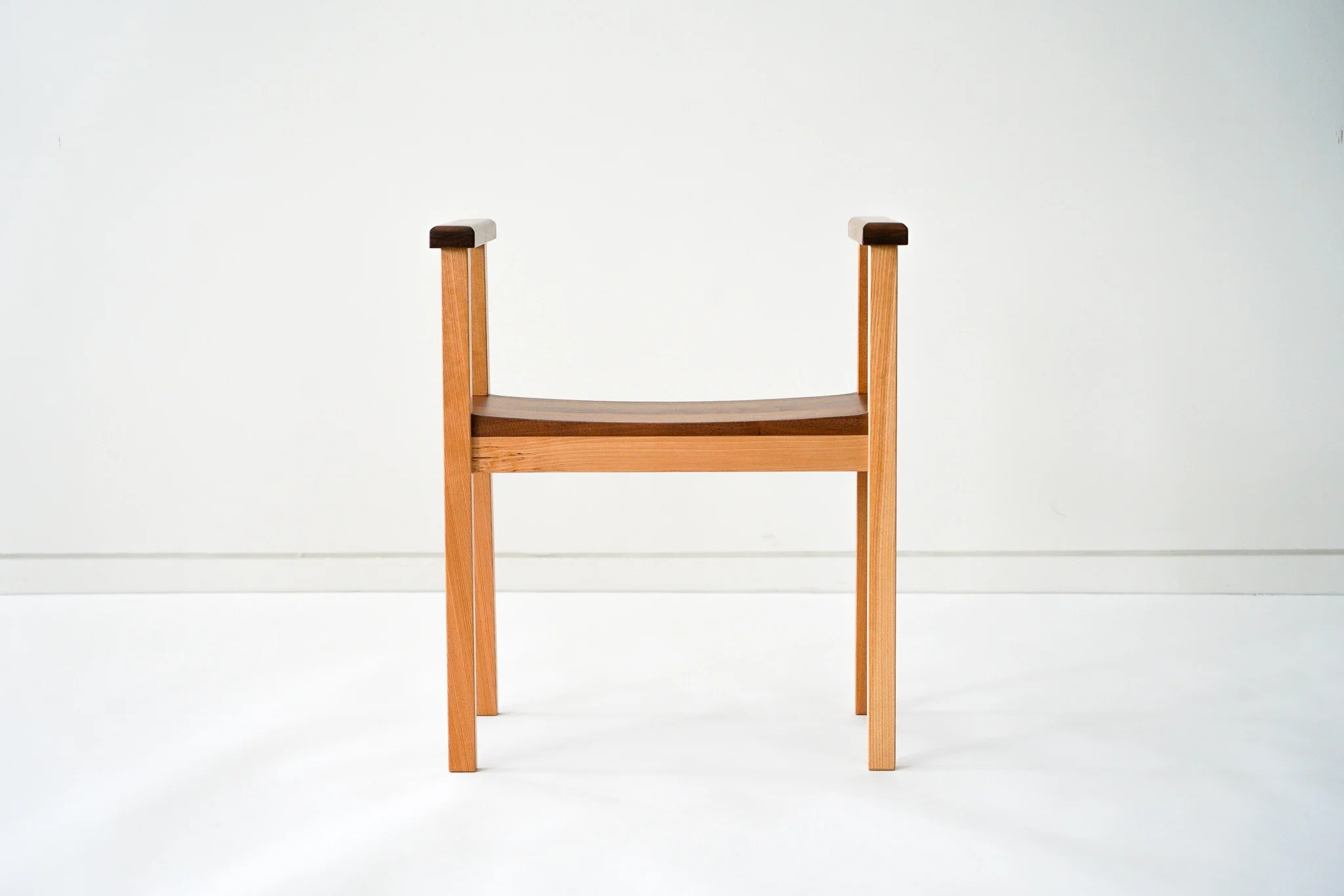 アームスツール＜樹種：カバとウォールナットの混合＞