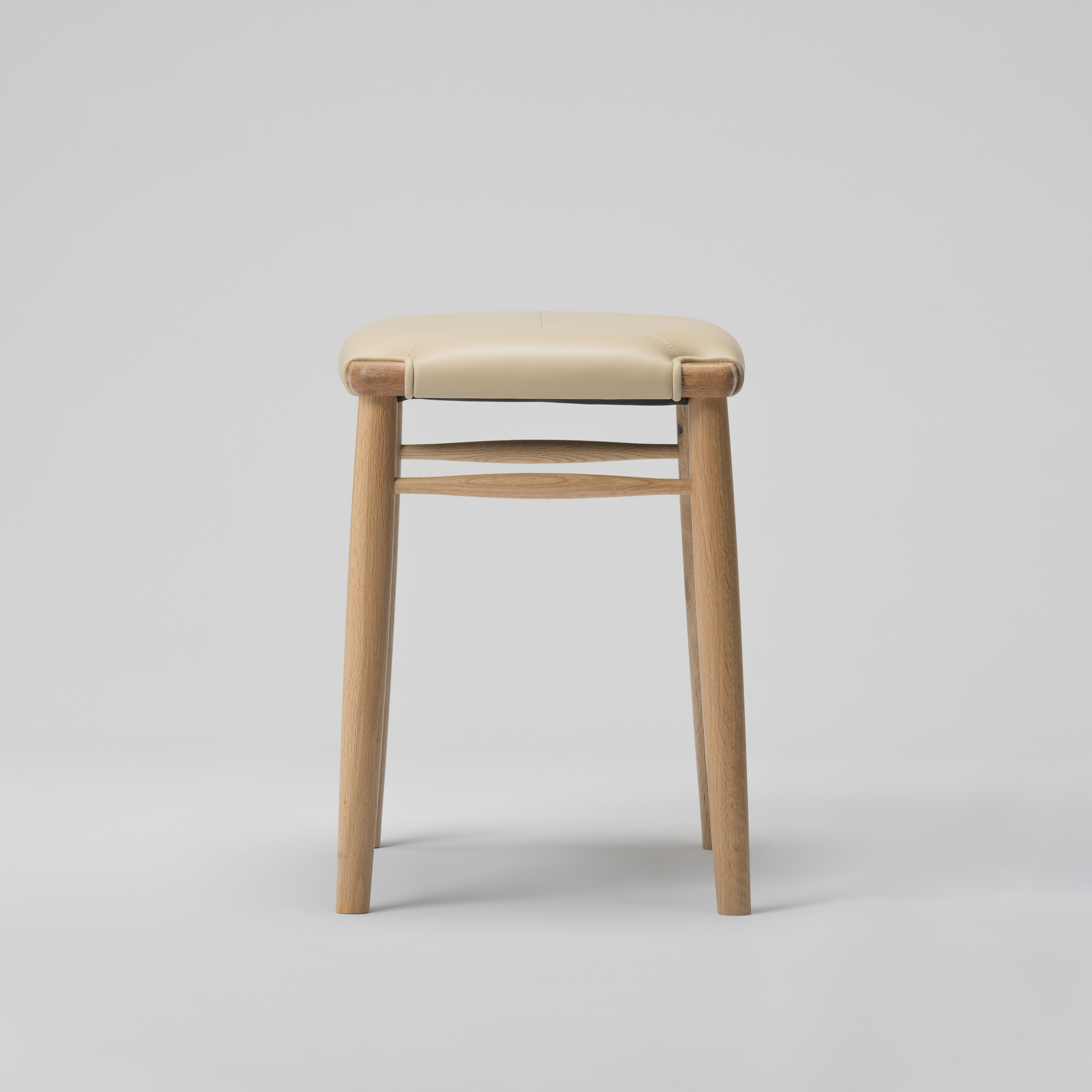 【木と暮らしの工房】 H.O.スツール　4-leg　＜樹種：ナラ／座面：本革（ベージュ）＞ 座面：本革（ベージュ）