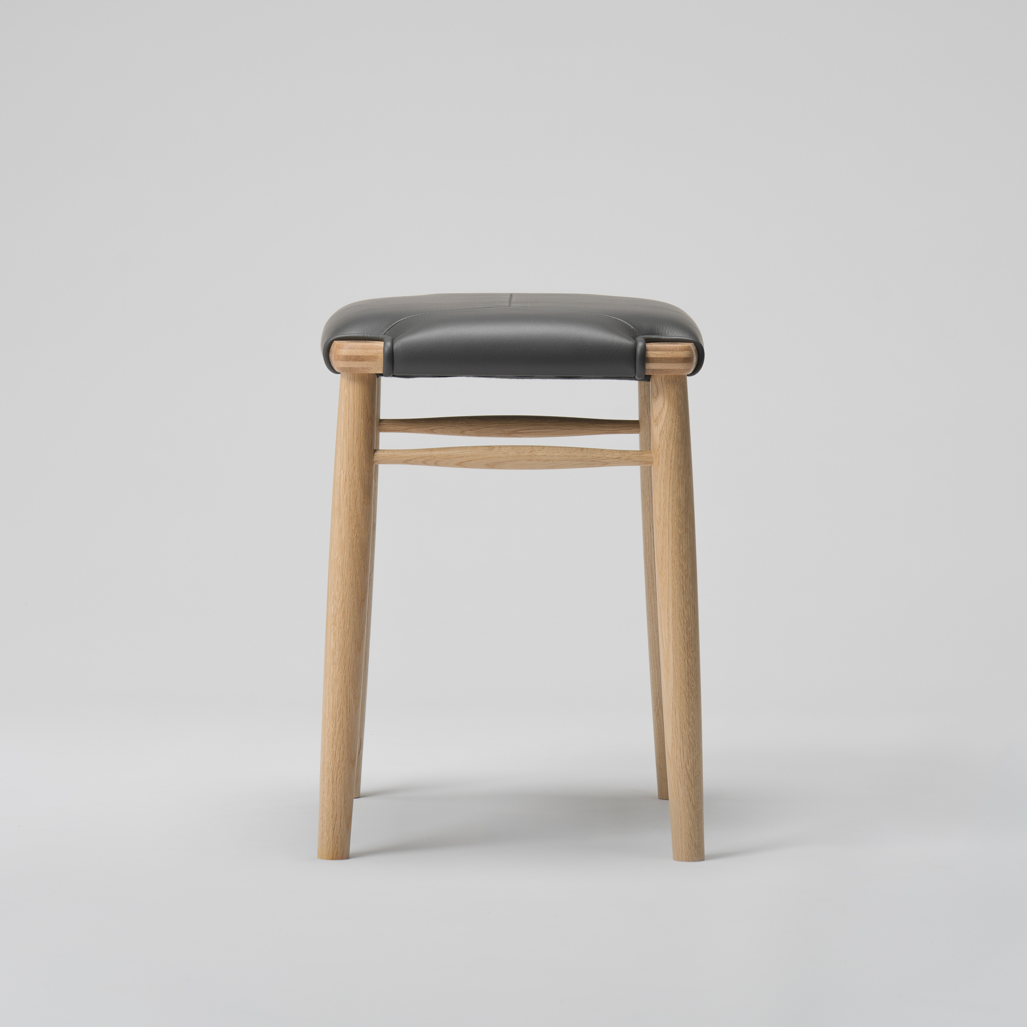 【木と暮らしの工房】 H.O.スツール　4-leg　＜樹種：ナラ／座面：本革（ダークグレー）＞ 座面：本革（ダークグレー）