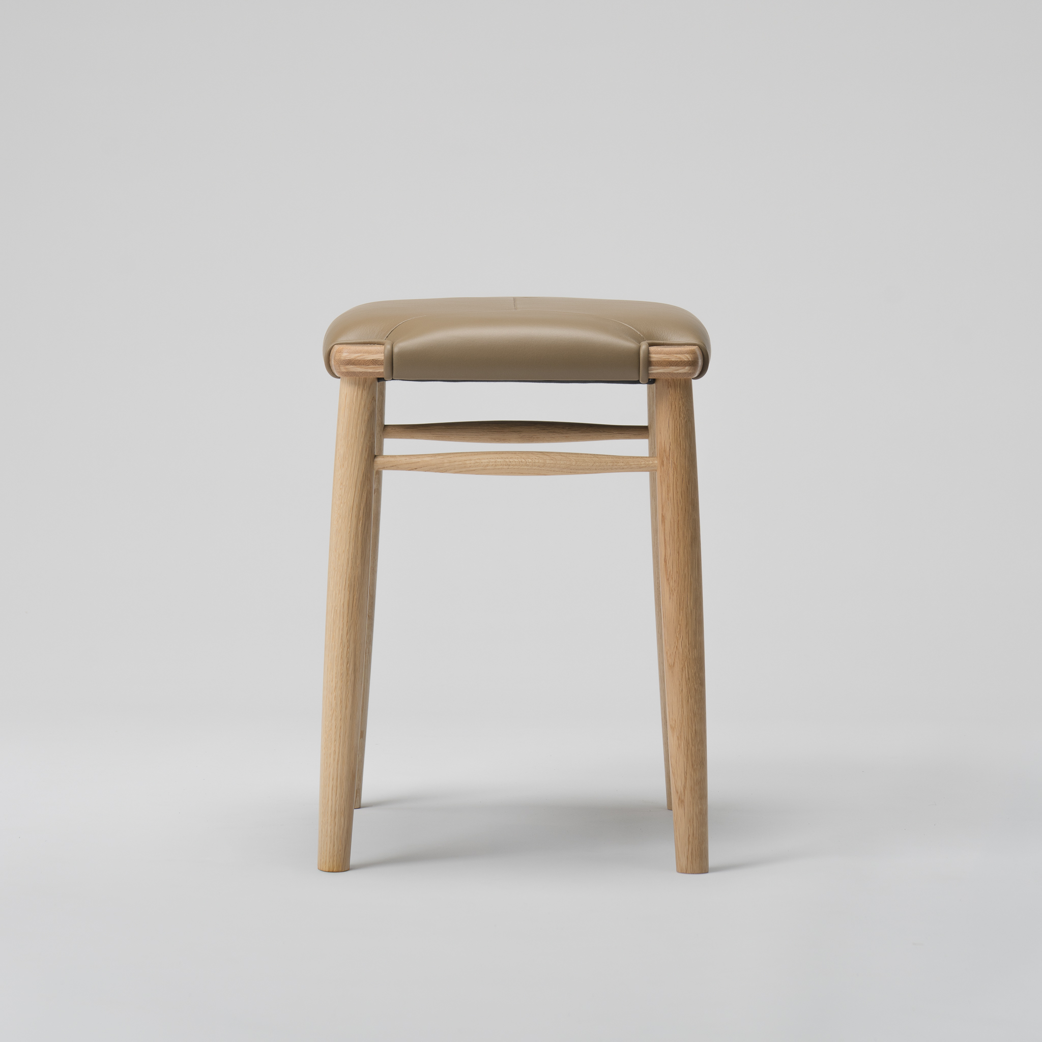 【木と暮らしの工房】 H.O.スツール　4-leg　＜樹種：ナラ／座面：本革（ブラウン）＞ 座面：本革（ブラウン）
