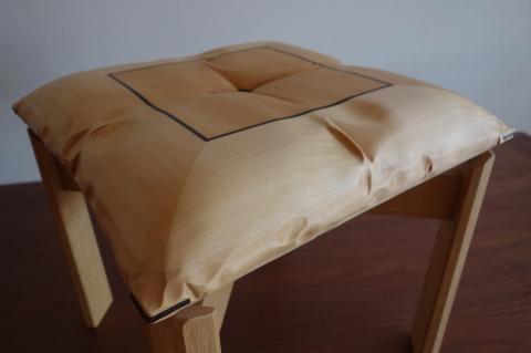 木ションスツール〈製作：大門 嚴〉