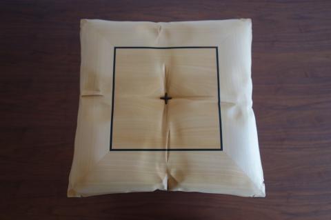 木ションスツール〈製作：大門 嚴〉