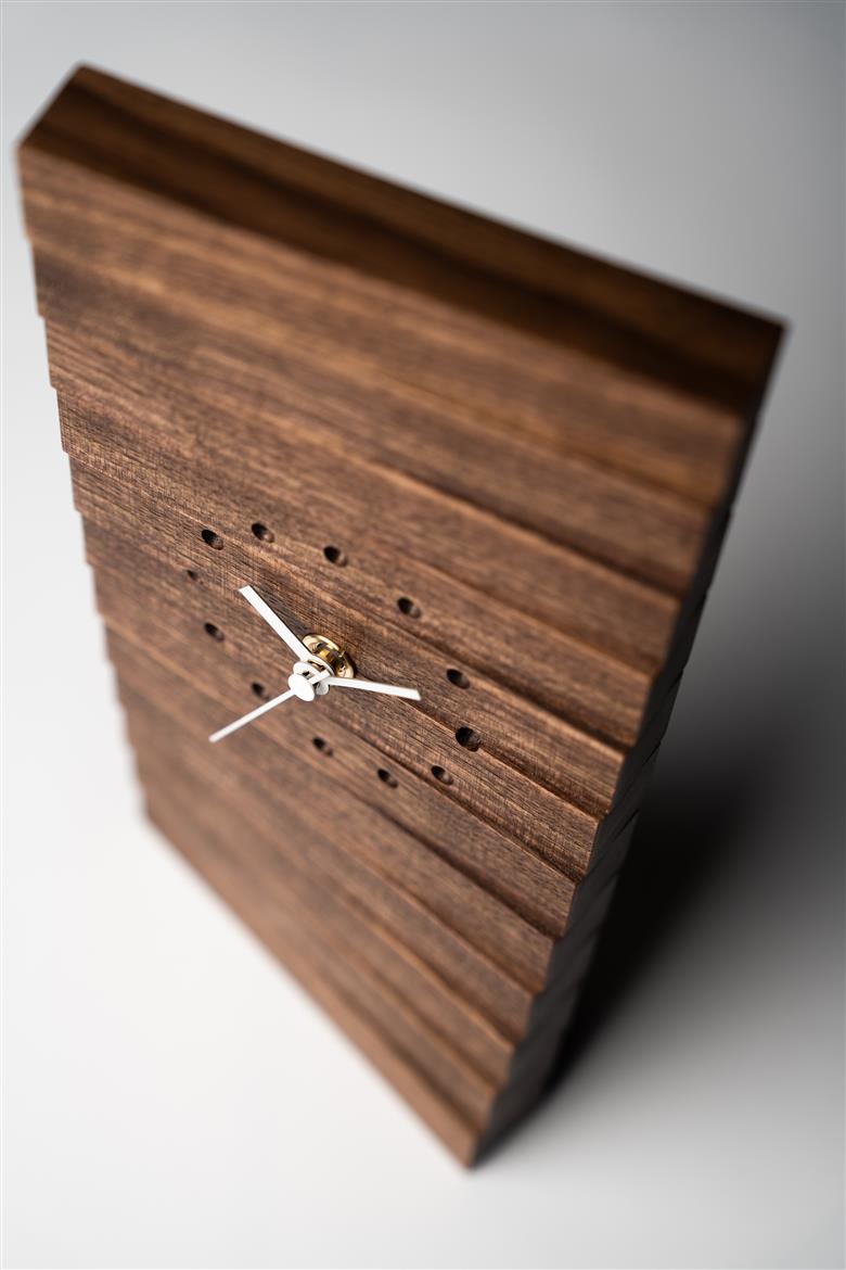 置き時計＜樹種：ウォールナット＞ 樹種：ウォールナット 幅12cm×奥行5.5cm×高さ24cm