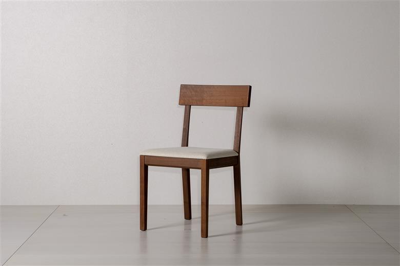 SORIDOME chair　樹種：ウォールナット　カラー：白 白