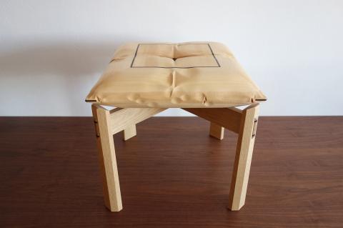 木ションスツール〈製作：大門 嚴〉
