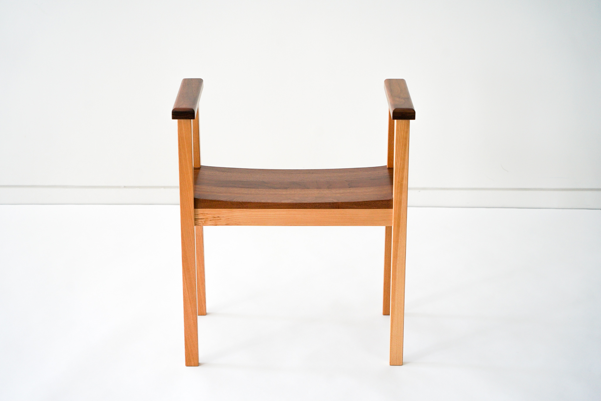 アームスツール＜樹種：カバとウォールナットの混合＞