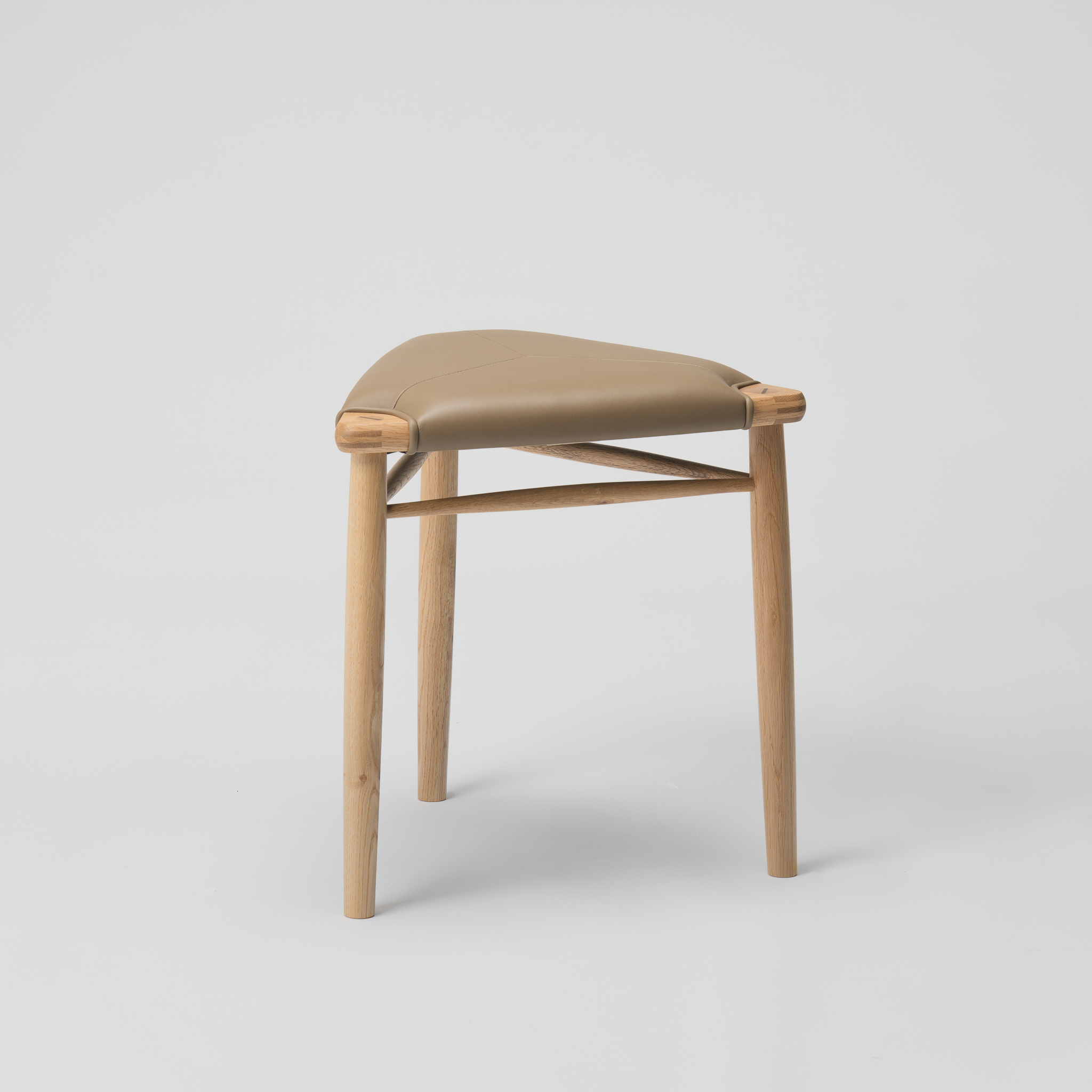 【木と暮らしの工房】H.O.スツール　＜樹種：ナラ／座面：本革（ブラウン）＞