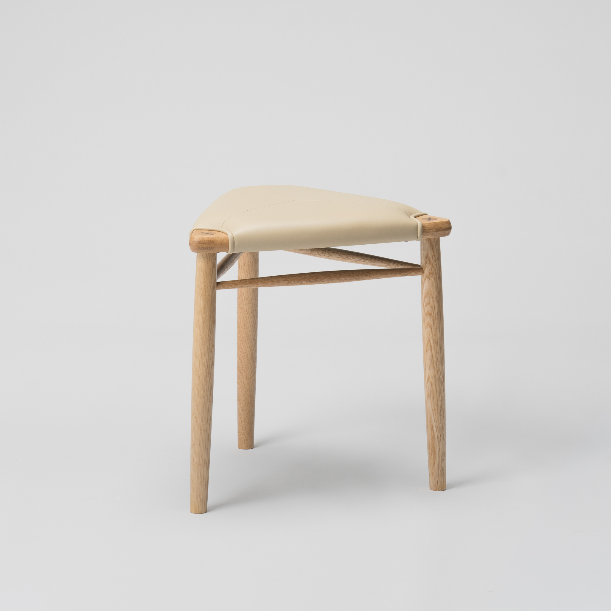 【木と暮らしの工房】H.O.スツール　＜樹種：ナラ／座面：本革（ベージュ）＞