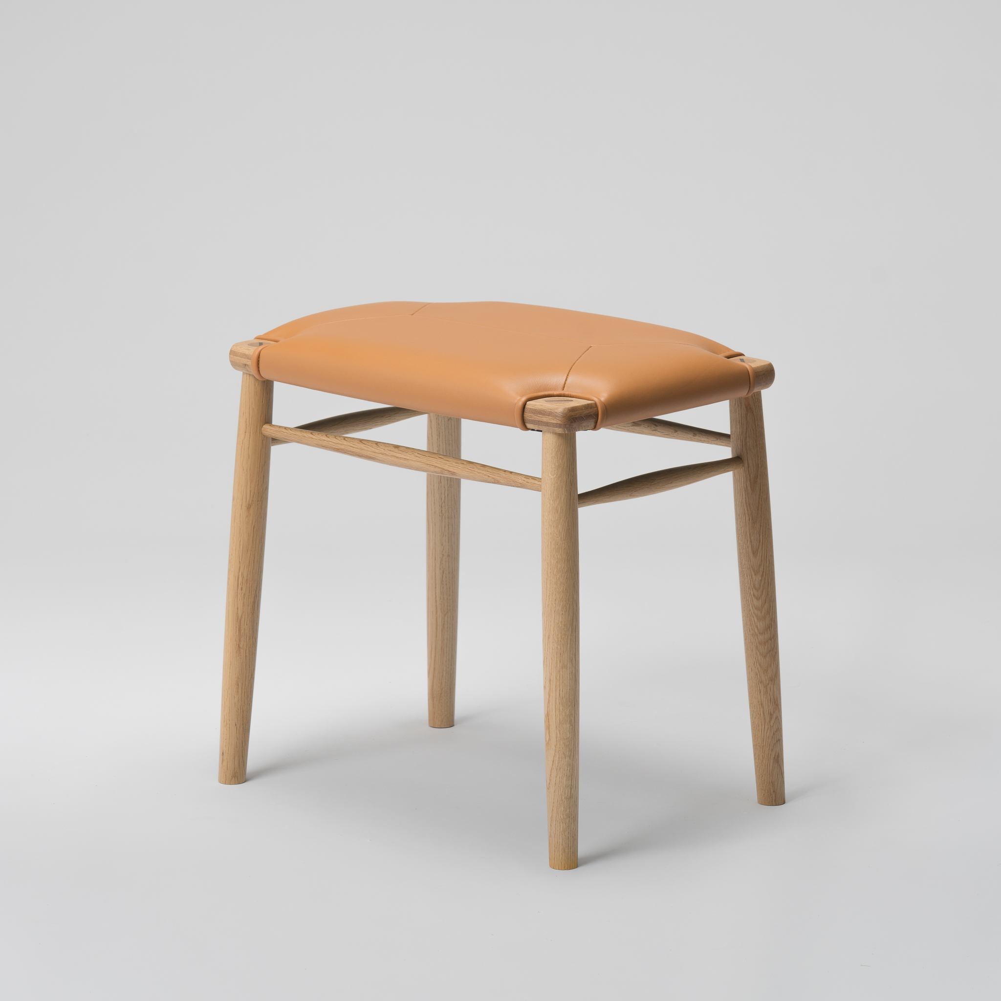 【木と暮らしの工房】 H.O.スツール　4-leg　＜樹種：ナラ／座面：本革（キャメル）＞ 座面：本革（キャメル）