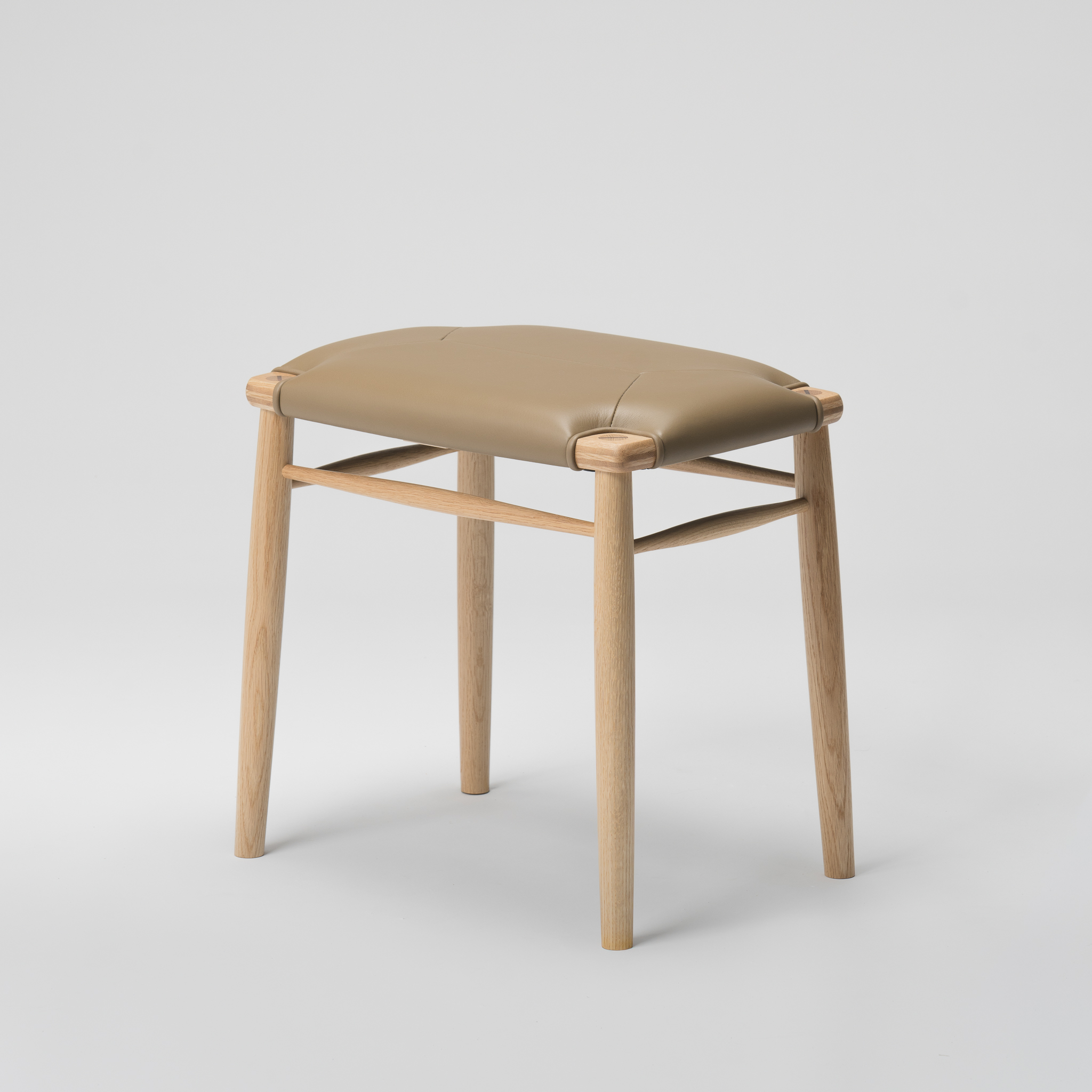 【木と暮らしの工房】 H.O.スツール　4-leg　＜樹種：ナラ／座面：本革（ブラウン）＞ 座面：本革（ブラウン）