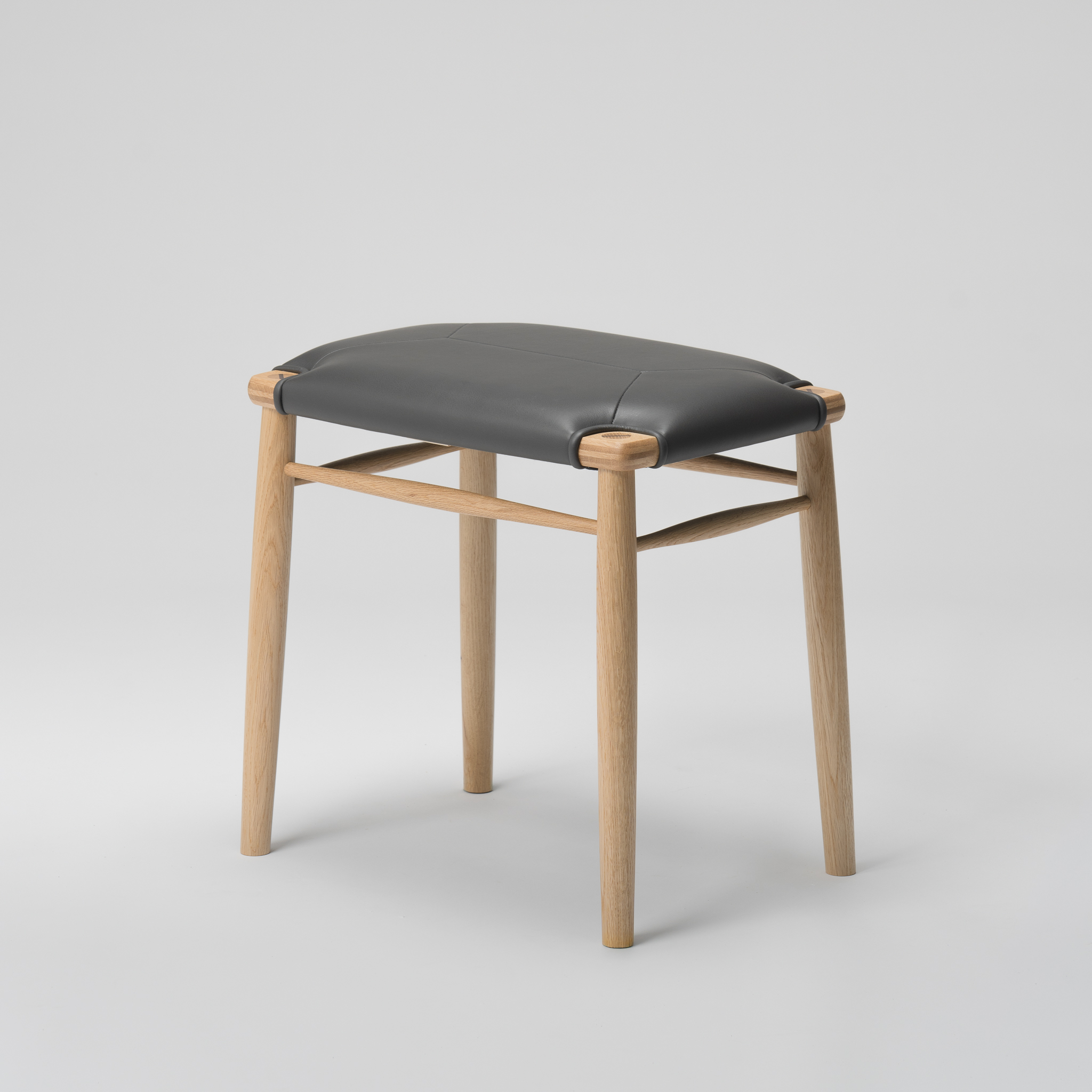 【木と暮らしの工房】 H.O.スツール　4-leg　＜樹種：ナラ／座面：本革（ダークグレー）＞ 座面：本革（ダークグレー）