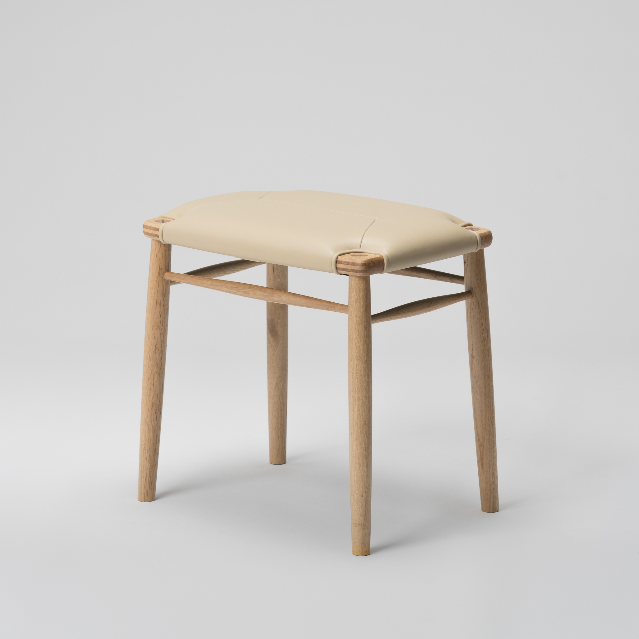 【木と暮らしの工房】 H.O.スツール　4-leg　＜樹種：ナラ／座面：本革（ベージュ）＞ 座面：本革（ベージュ）