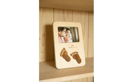 お誕生を祝ったフォトスタンド〈お子さんの足形刻印付き〉