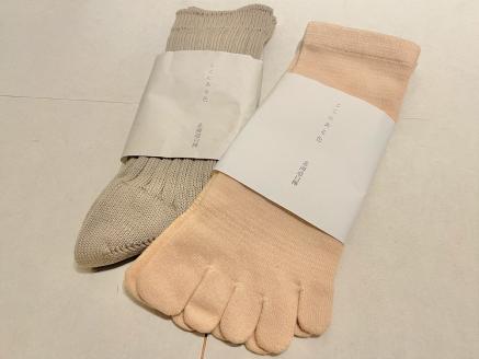 散歩道「ここにある色　北海道白樺染め靴下」（白樺グレー リブ１足／白樺ピンク ５本指１足）