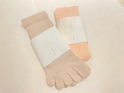 散歩道「ここにある色　北海道白樺染め靴下」（白樺ピンク リブ１足／白樺グレー ５本指１足）