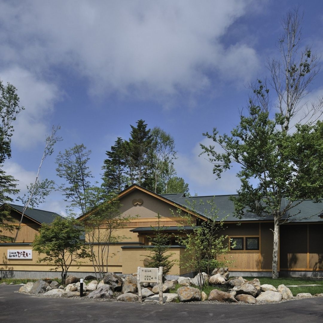 「森の旅亭びえい」1泊2食付ペア宿泊券(本館 露天風呂付客室)[225-01]