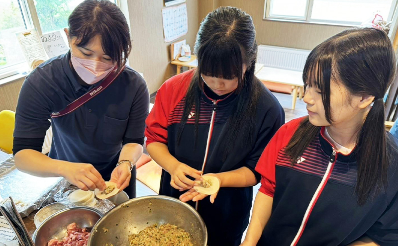 上富良野高校 コラボ開発「豚さがり餃子」 12個入り ( ご当地グルメ 餃子 中華 冷凍 食品 簡単 おかず 手作り 道産 上富良野町 北海道 )