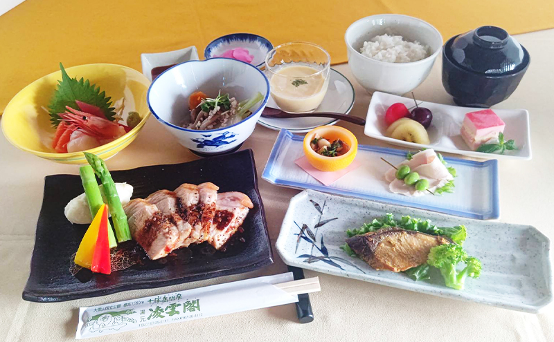 湯元 凌雲閣 ペア 【1泊2食付】宿泊 スノーシュー トレッキング 体験 セット 北海道 上富良野 十勝岳 スノー アクティビティ