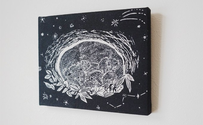 『巣子守り』ファブリックパネル 北海道 南富良野町 ファブリック パネル インテリア デザイン プリント 贈り物 ギフト