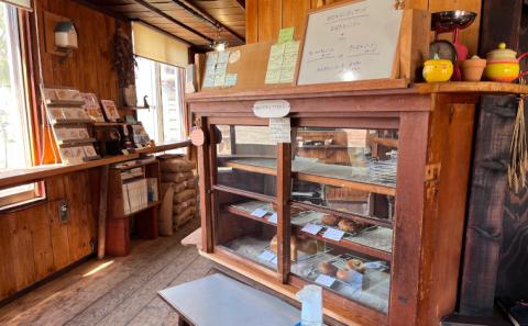 ベーグル 北海道 おまかせベーグル 10個 詰め合わせ セット 個包装 小分け 食べ比べ パン 天然酵母 天然酵母パン ナッツ チョコ チーズ レーズン いちじく ベーコン ソーセージ キャラメル ゴマ 甘納豆 全粒粉 くるみ