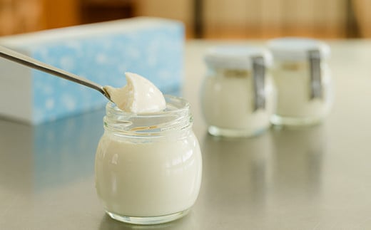 矢内菓子舗の「雪ふりプリン」とあべ養鶏場の「えっぐぷりん」 F4G-0259