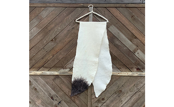 ウールフェルト しっぽショール【北海道美深】白×焦げ茶