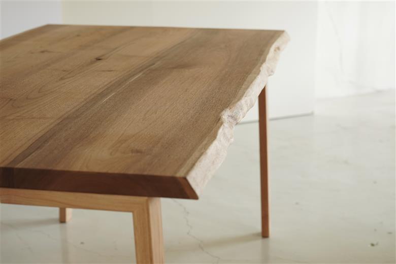 【ふるさと納税】中川の森から生まれた　耳付き板のダイニングテーブル