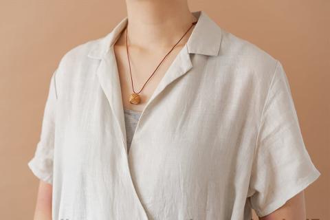 北海道中川町産　白樺キューブネックレス(赤)