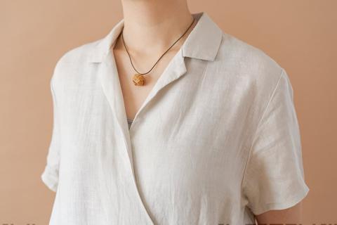 北海道中川町産　白樺キューブネックレス(緑)