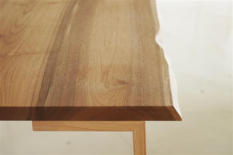 【ふるさと納税】中川の森から生まれた　耳付き板のダイニングテーブル