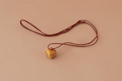 北海道中川町産　白樺キューブネックレス(赤)