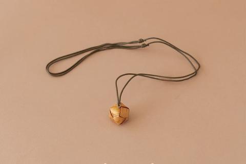 北海道中川町産　白樺キューブネックレス(緑)