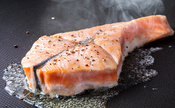 北隆丸 新巻めじか鮭〈姿切身〉約1.6kg・いくら醤油漬け200gセット オホーツク枝幸産【 いくら イクラ 鮭 サーモン 鮭卵 魚卵 魚貝 魚介 加工食品 北海道 オホーツク 枝幸 】