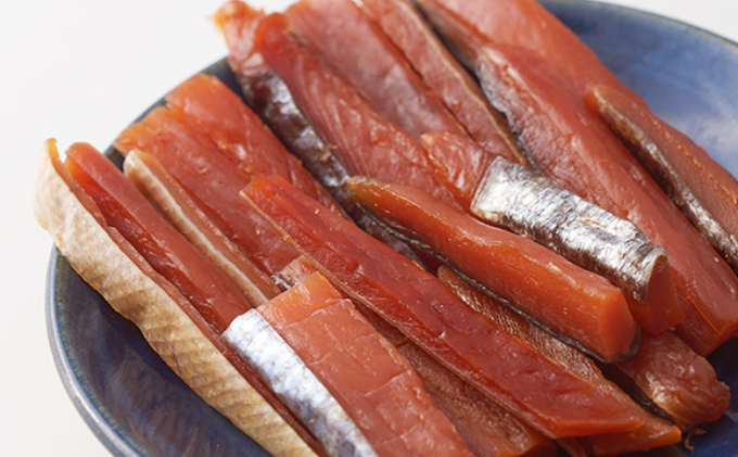 スモーク仕立てソフトタイプ鮭とば500g（250g×2）オホーツク枝幸産【めじか鮭の燻製】高田商店 魚貝類 サーモン 北海道