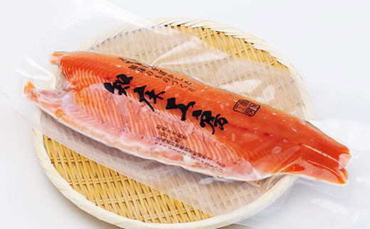 サクラマス 半身フィレ 1枚(600g) 知床斜里産 桜鱒 好きな厚さの切り身にどうぞ【配送不可地域：離島・沖縄県】