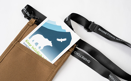 知床財団オリジナルロゴ入りスマホケースとステッカーセット【コヨーテ】【配送不可地域：離島・沖縄県】