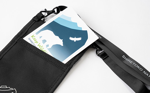 知床財団オリジナルロゴ入りスマホケースとステッカーセット【ブラック】【配送不可地域：離島・沖縄県】