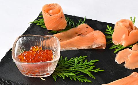 知床産サーモンスライス3種(トキシラズ・香草・ビネガー風味)と鮭いくらセット　化学調味料不使用【配送不可地域：離島・沖縄県】