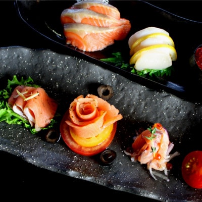 北海道 知床産 サーモンスライス(スモーク)70g×4パック　化学調味料不使用【配送不可地域：離島・沖縄県】