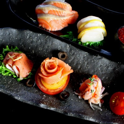 北海道 知床産 サーモンスライス(香草〆) 70g×2パック　化学調味料不使用【配送不可地域：離島・沖縄県】