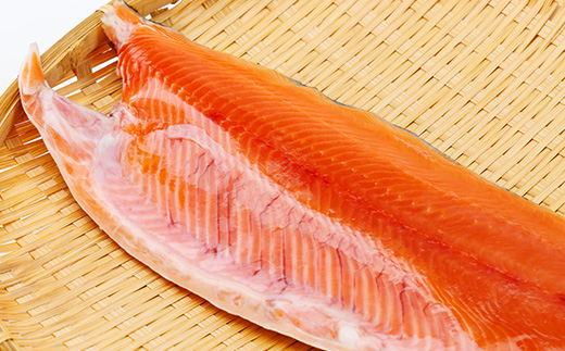 サクラマス 半身フィレ 1枚(600g) 知床斜里産 桜鱒 好きな厚さの切り身にどうぞ【配送不可地域：離島・沖縄県】