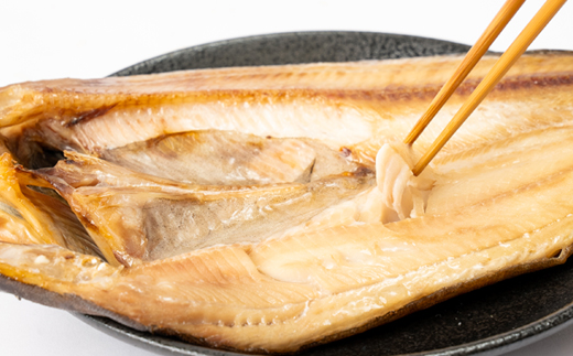 【北海道知床産】無添加　真ほっけ開き4枚(大2枚、中2枚)〈知床「梶原鮮魚店」特製一夜干し〉【配送不可地域：離島・沖縄県】