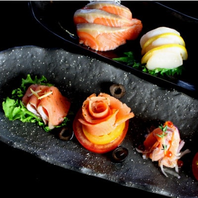 北海道 知床産 サーモンスライス(スモーク)70g×2パック　化学調味料不使用【配送不可地域：離島・沖縄県】