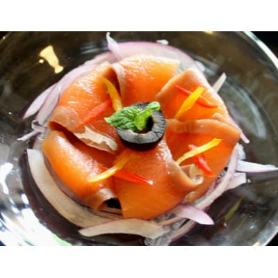 北海道 知床産 サーモンスライス(香草〆) 70g×2パック　化学調味料不使用【配送不可地域：離島・沖縄県】