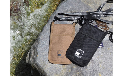 知床財団オリジナルロゴ入りスマホケース【ブラック】【配送不可地域：離島・沖縄県】