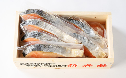 鮭いくら親子セット(新巻鮭木箱風ティッシュケース付き)【配送不可地域：離島・沖縄県】