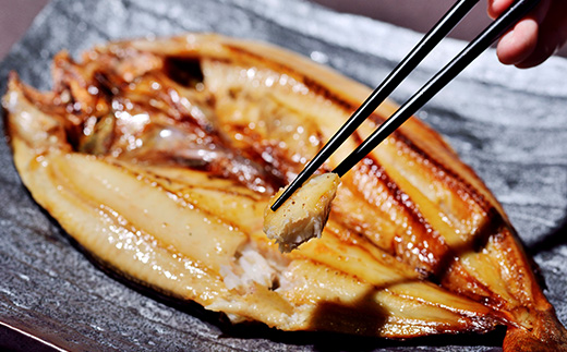 【3ヵ月毎定期便】知床産真ホッケ一夜干し400g×2尾セット　漁師福まさの特製手作り干物全4回【配送不可地域：離島・沖縄県】