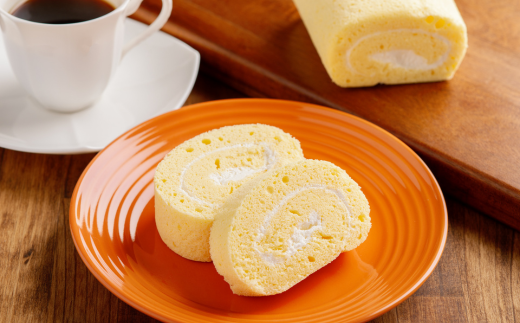 道産素材にこだわった老舗菓子店のしっとりスフレロールケーキ 1本（約12cm） SRMJ081